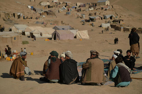 Refugiados afganos huyen del régimen talibán. 