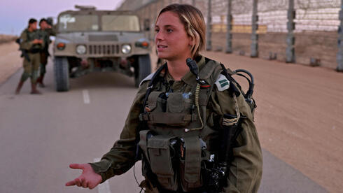 Una oficial de combate de las FDI en la frontera entre Israel y Egipto.