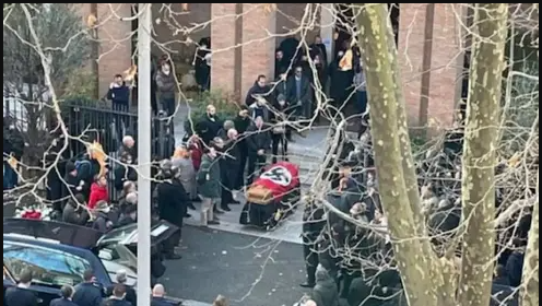 El funeral fuera de la Parroquia de Santa Lucía, Roma.