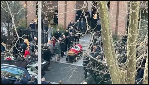El funeral fuera de la Parroquia de Santa Lucía, Roma. 