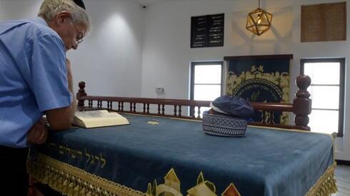 El líder de la comunidad judía bahreiní Ebrahim Nonoo reza el sábado en la sinagoga de la Casa de los Diez Mandamientos en la capital, Manama. 