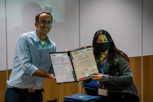 Miriam Guindi, escuela Maguen David de México, recibe su diploma. 