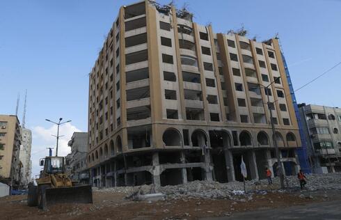 Trabajos de demolición en el edificio Al-Jawhara, en Gaza, destruido por los bombardeos israelíes. (AP) La reconstrucción de la Franja de Gaza