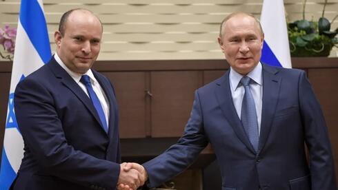 El presidente ruso y el primer ministro israelí se saludan durante un encuentro en octubre del 2021. 