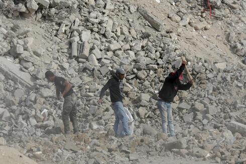 Trabajadores palestinos que participan en el proceso de demolición para recuperar escombros y reciclarlos. (AP) La reconstrucción de la Franja de Gaza
