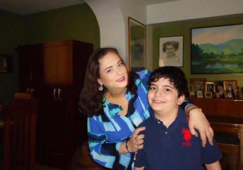 Raquel Markus junto a su hijo.