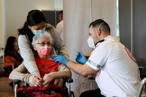 Una anciana recibe la vacuna contra el COVID-19. 