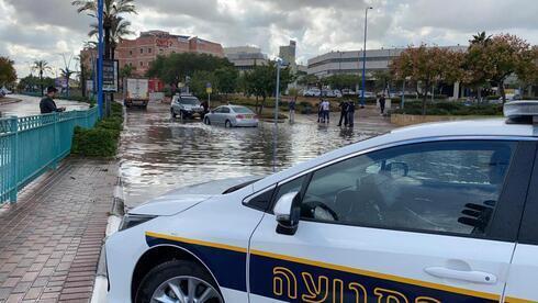 Policías intentan ayudar a las personas que quedaron atrapadas en las inundaciones.