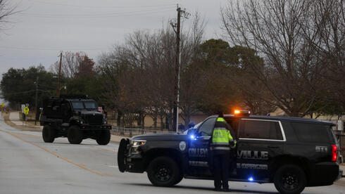 Veículos policiais do lado de fora da sinagoga do Texas, onde os fiéis foram feitos reféns no sábado. 