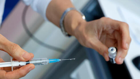 Una enfermera se prepara para administrar la vacuna contra el coronavirus en Tel Aviv.