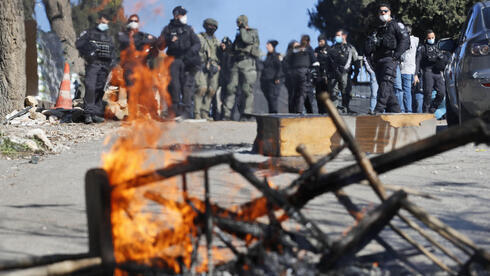 Palestinos queman objetos en Jerusalem Este.
