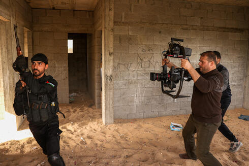 Actores y equipo palestinos ruedan una escena de la serie "Fist of the Free" de la televisión local Al-Aqsa, en la ciudad de Gaza. 