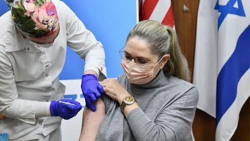 La primera dama Michal Herzog recibe su cuarta vacuna en Jerusalem.