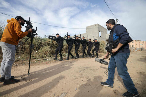 Reparto y equipo palestino en una escena de la serie First of the Free de Gaza Al-Aqsa TV.