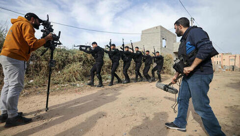 Reparto y equipo palestino en una escena de la serie First of the Free de Gaza Al-Aqsa TV.
