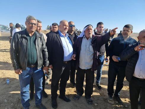 Mansour Abbas y otros miembros del Ra'am en el lugar de los enfrentamientos entre beduinos y la policía israelí.