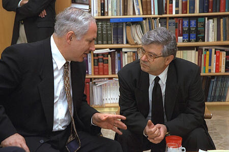 Netanyahu y el entonces presidente del Tribunal Superior Aharon Barak. 