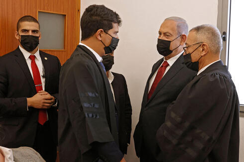 Netanyahu discute alternativos junto a sus abogados. 