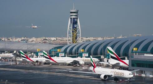 Varios aviones de Emirates aguardan su salida en el Aeropuerto Internacional de Dubai. 