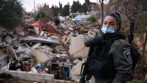 Una oficial de la policía fronteriza cerca de las ruinas de una casa palestina en el barrio de Sheikh Jarrah, en el este de Jerusalem, el miércoles. 