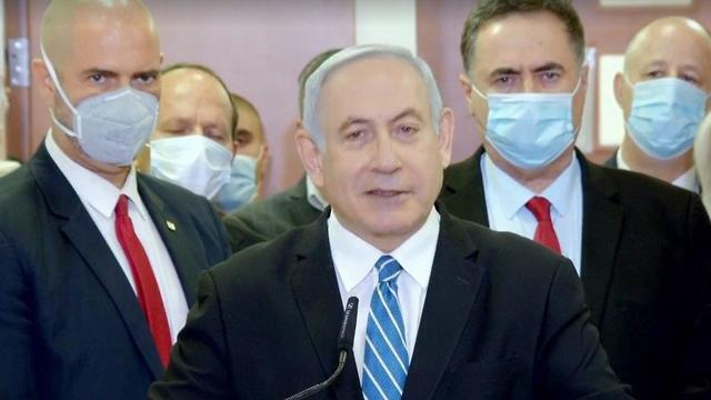 Netanyahu resaltó "la lucha decidida de la oposición en el parlamento" para provocar la caída del gobierno de Israel. (Ynet) Netanyahu hablando ante sus partidarios del Likud, cuando aún era primer ministro, para defenderse de las acusaciones.