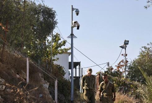 Soldados israelíes pasan frente a las cámaras de vigilancia en la ciudad palestina de Hebrón. 