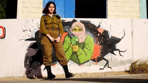Batsheva Schneider junto a su mural en un espacio de entrenamiento. 