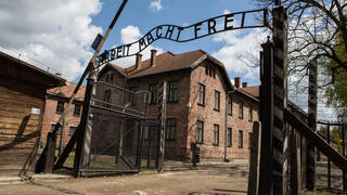 Portal de ingreso al campo de exterminio nazi de Auschwitz: "El trabajo libera". 