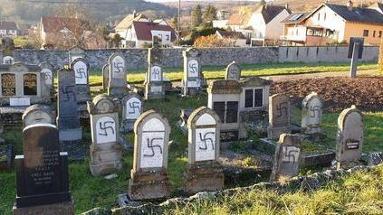 Tumbas vandalizadas con esvásticas e inscripciones antisemitas. 