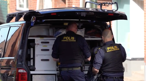 La policía sueca es vista en la escena donde una mujer judía fue apuñalada en Helsingborg, Suecia, el 14 de mayo de 2019.  