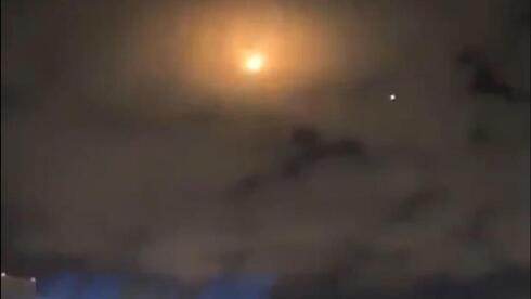El cielo de Abu Dhabi iluminado por la explosión de los misiles que interceptaron el ataque de los rebeldes hutíes. 