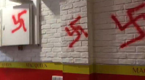 Restaurante judío en París vandalizado con esvásticas. 
