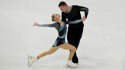  Hailey Kops y Evgeni Krasnopolsky, pareja de patinadores olímpicos de Israel para el evento de Beijing. 