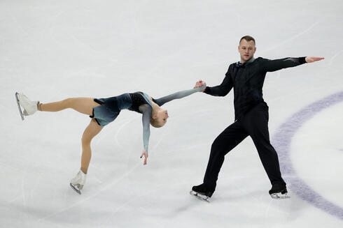  Hailey Kops y Evgeni Krasnopolsky, pareja de patinadores olímpicos de Israel para el evento de Beijing. 