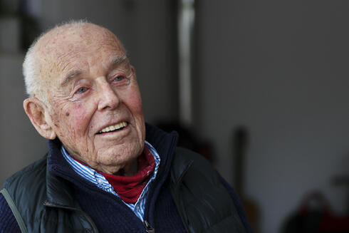 Andrzej Sitkowski, ciudadano polaco de 93 años, cuya familia escondió judíos durante el Holocausto. 