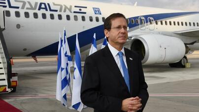 El presidente israelí, antes de abordar el avión hacia Ucrania. 