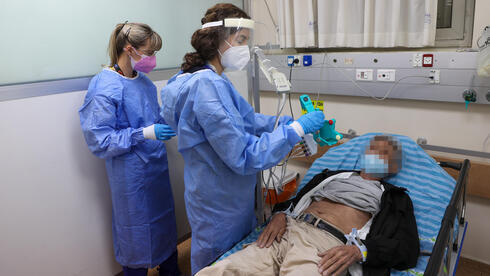  Tratamiento de un paciente con COVID en el Centro Médico Kaplan. 