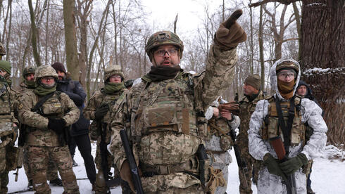 Ciudadanos ucranianos se suman como voluntarios a las filas del Ejército por el conflicto con Rusia. 