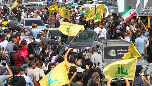 Partidarios iraníes y de Hezbolá en el Líbano celebran la llegada de combustible de Irán. 