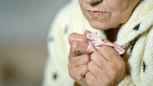 Los ancianos y los niños están en riesgo de desarrollar hipotermia, ya que generalmente tienen una capa de grasa subcutánea más baja. (Shutterstock) Los ancianos y los niños están en riesgo de desarrollar hipotermia, ya que generalmente tienen una capa de grasa subcutánea más baja.