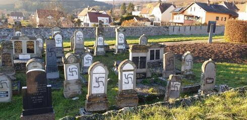 Esvásticas pintadas en lápidas en un cementerio judío en Francia. 