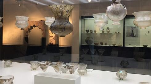 Las lámparas encontradas durante las excavaciones en la Sinagoga de Lorca, expuestas en el Museo Arqueológico Municipal de Lorca. 