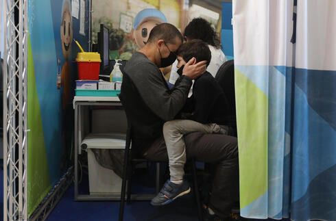 Un niño recibe la vacuna COVID-19 en Jerusalem.