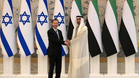 El presidente Issac Herzog y el jeque Mohammed bin Zayed.
