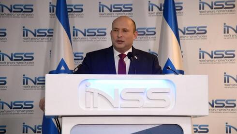 El primer ministro de Israel, Naftalí Bennett, hablando en la conferencia anual el INSS. 