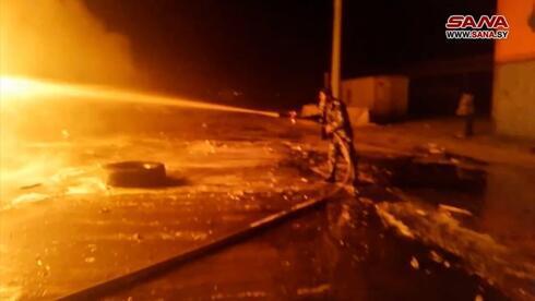 Fuego en el puerto de Latakia tras un ataque aéreo atribuido a Israel. 