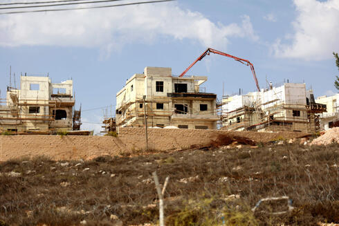 Construcción de un asentamiento israelí. 