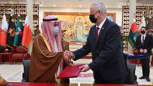 El ministro de Defensa, Benny Gantz, junto con su homólogo de Bahrein, luego de firmar un memorando de entendimiento. 