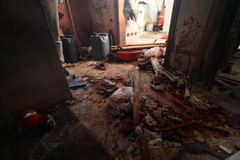 Sangre cubre el piso de una casa destruida después de una operación del ejército estadounidense. 