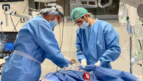 Un paciente de COVID tratado con la máquina ECMO. 